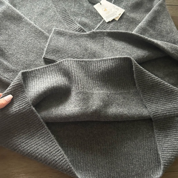 NWT Aritzia Essential Cashmere Relaxed V-neck Sweater, L - Picture 7 of 9